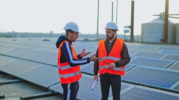 Professionelle Solartechniker bei der Diskussion